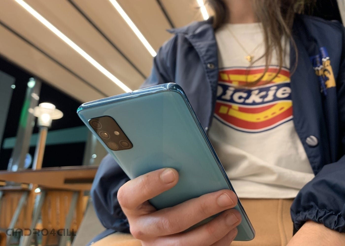 Trasera Samsung Galaxy A51 en mano