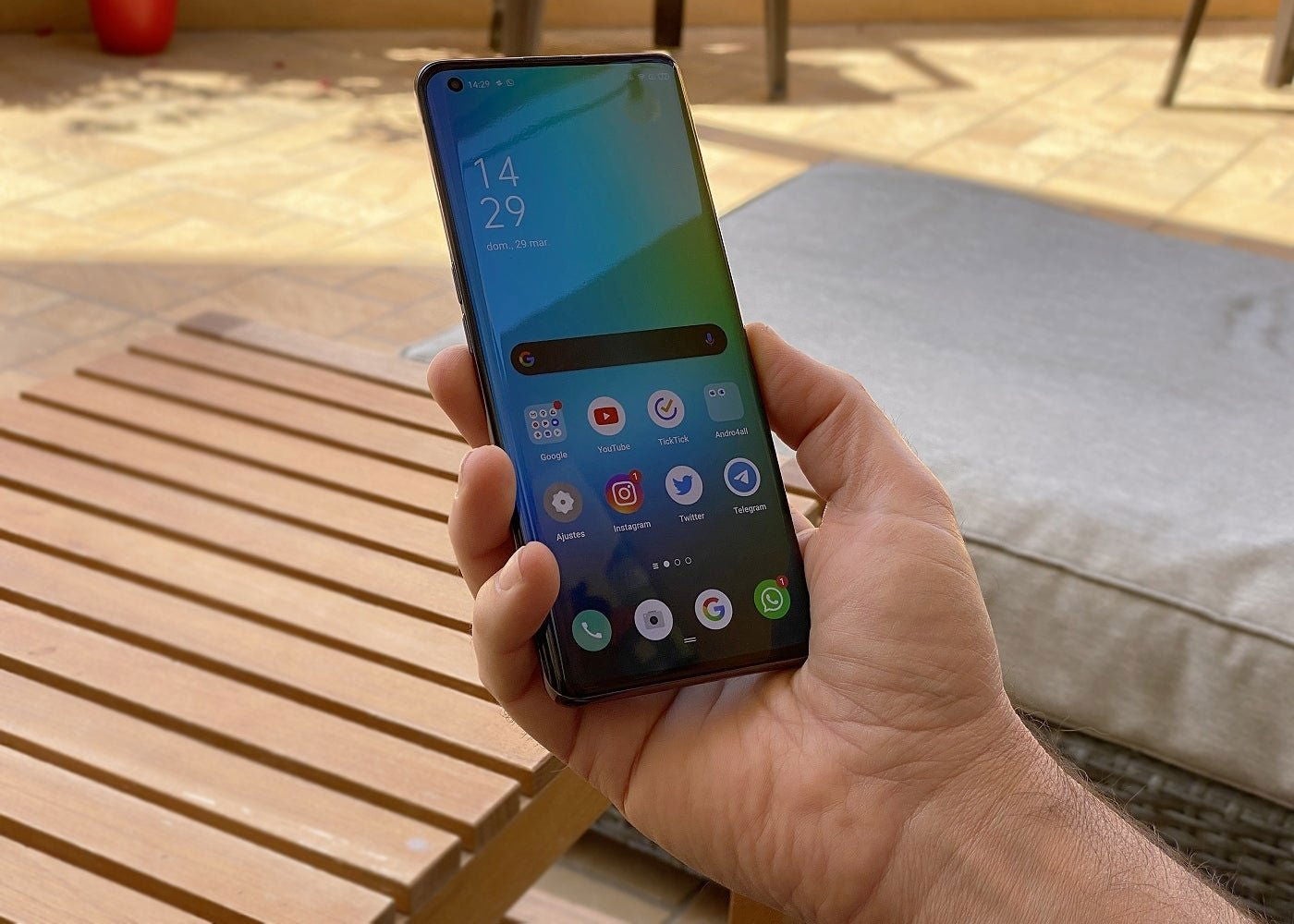 OPPO Find X2 Pro en mano