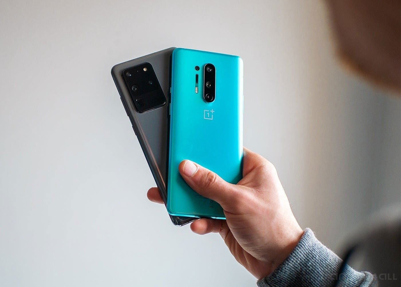 El Samsung Galaxy S20 Ultra junto a un OnePlus 8 Pro.