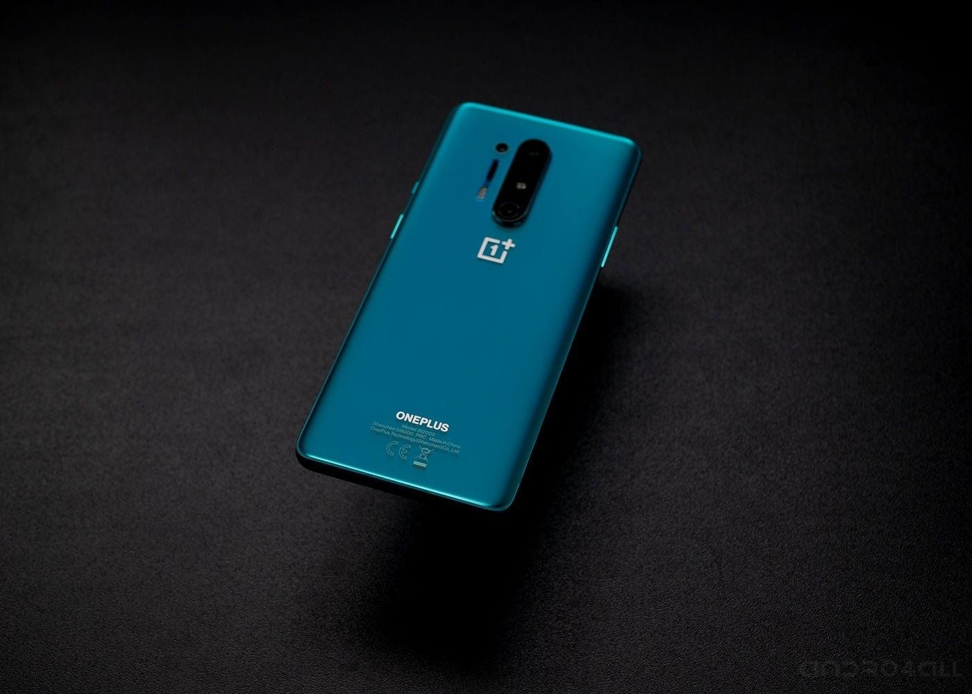 Trasera del OnePlus 8 Pro en color azul