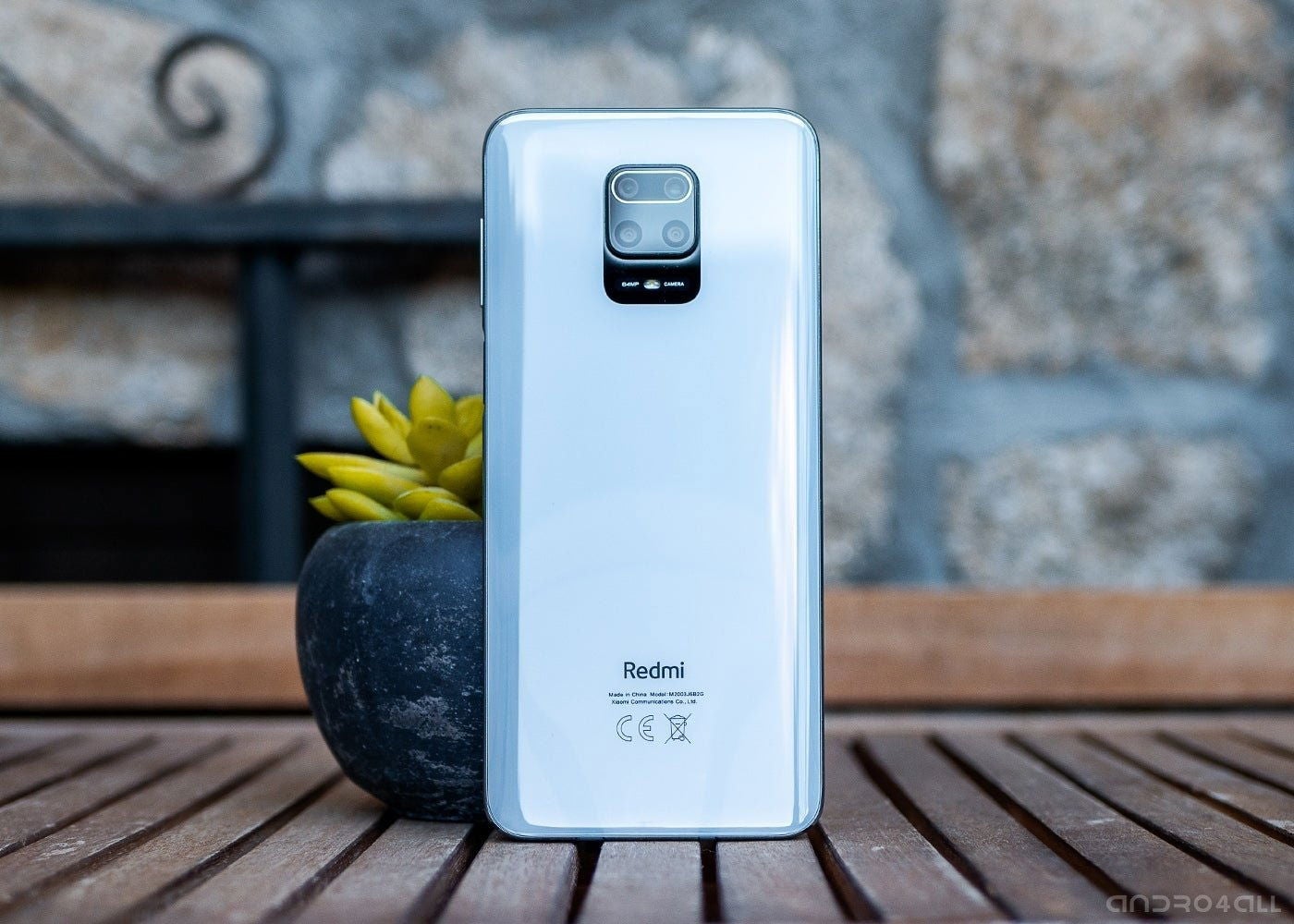 La trasera del Redmi Note 9 Pro, en color blanco.