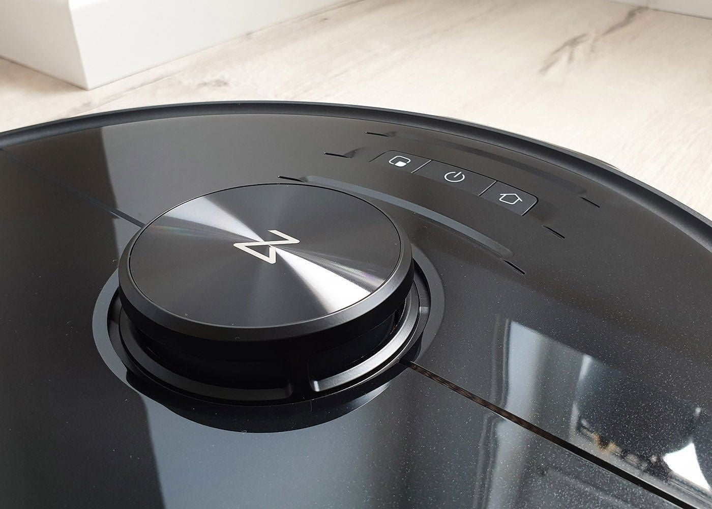 Los puntitos blancos no son polvo, sino parte de ese atractivo acabado metalizado que le da al robot un inmejorable aspecto