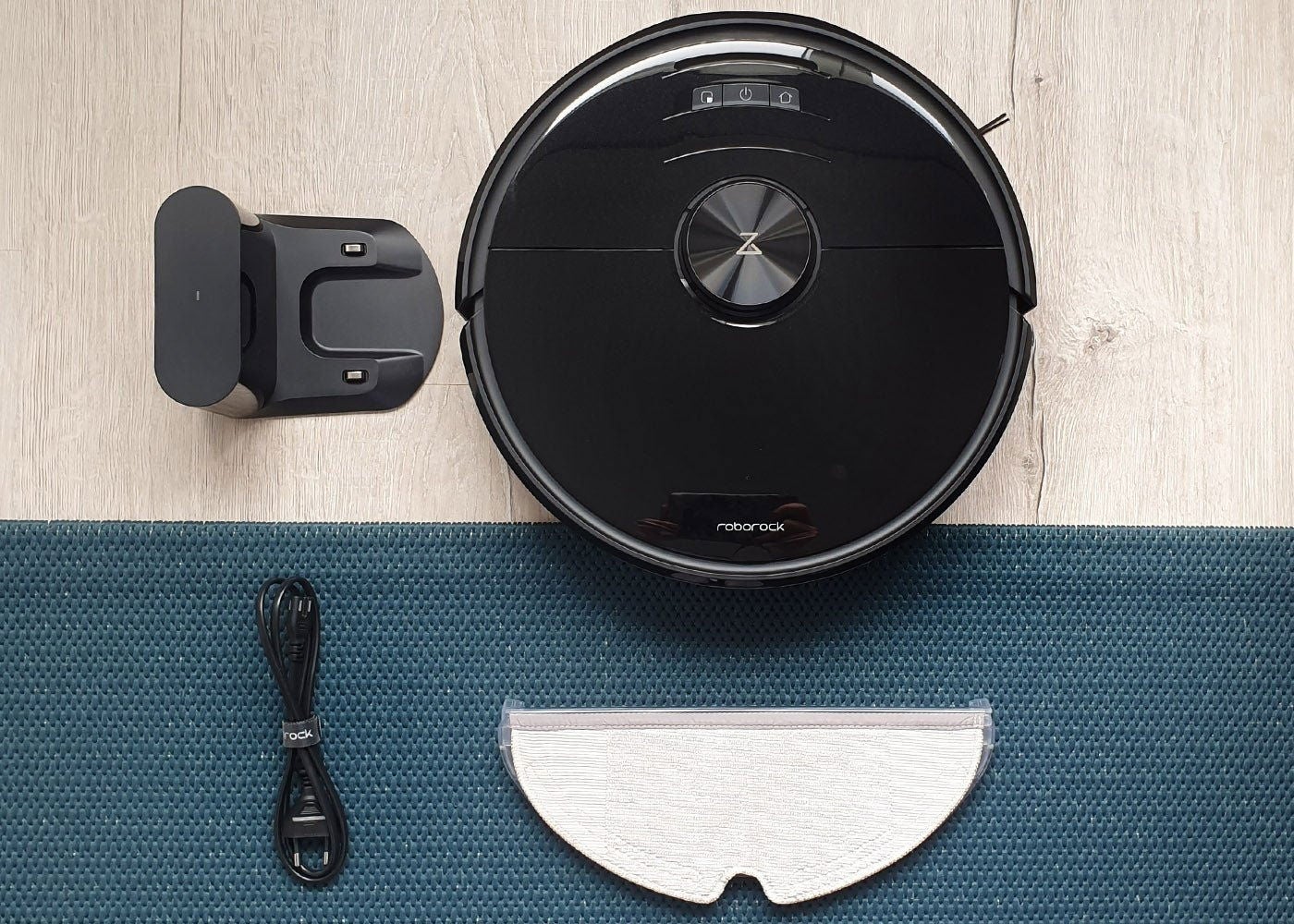 Base de carga, cable con velcro, mopa y Roborock S6 MaxV, esta es la dotación básica