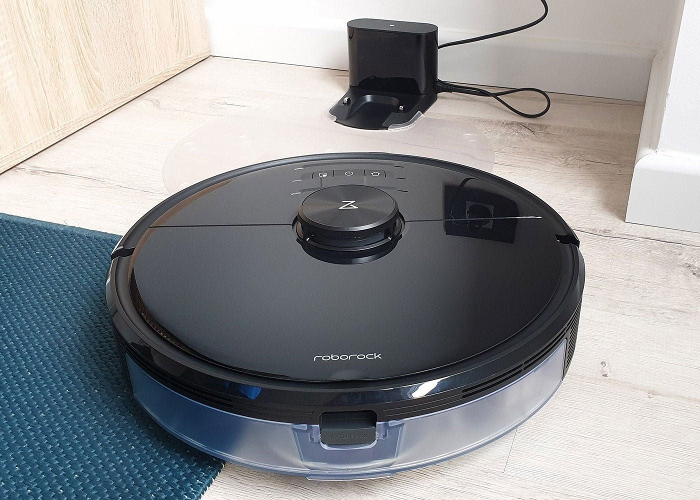 La base de carga del Roborock S6 MaxV, en tamaño pequeño y sin recogecables integrado