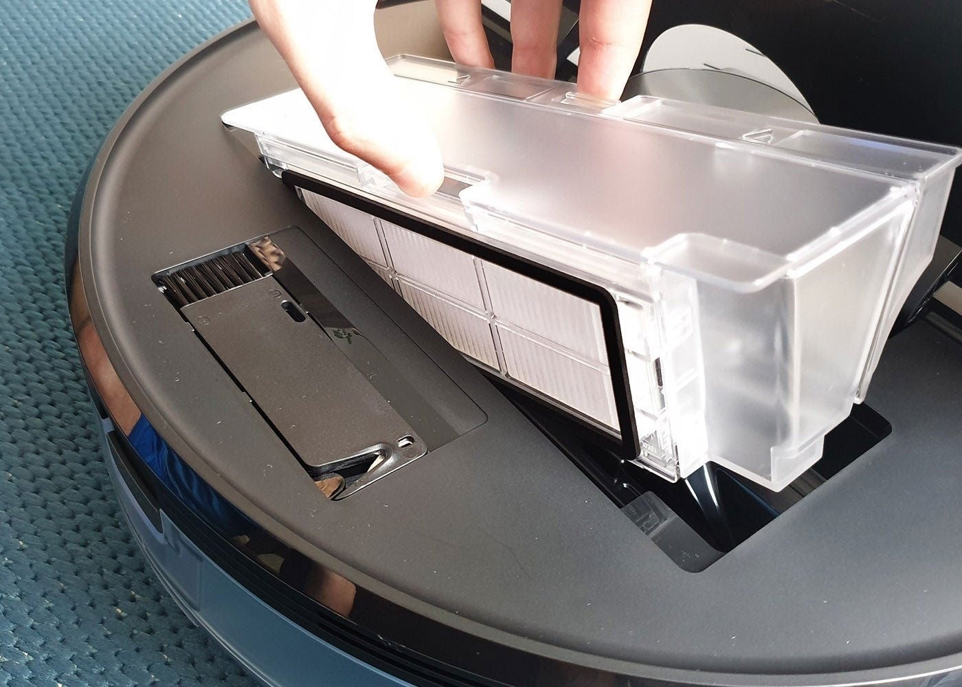 Retirar y limpiar el depósito de polvo del Roborock S6 MaxV cada tres días tampoco es ninguna tortura
