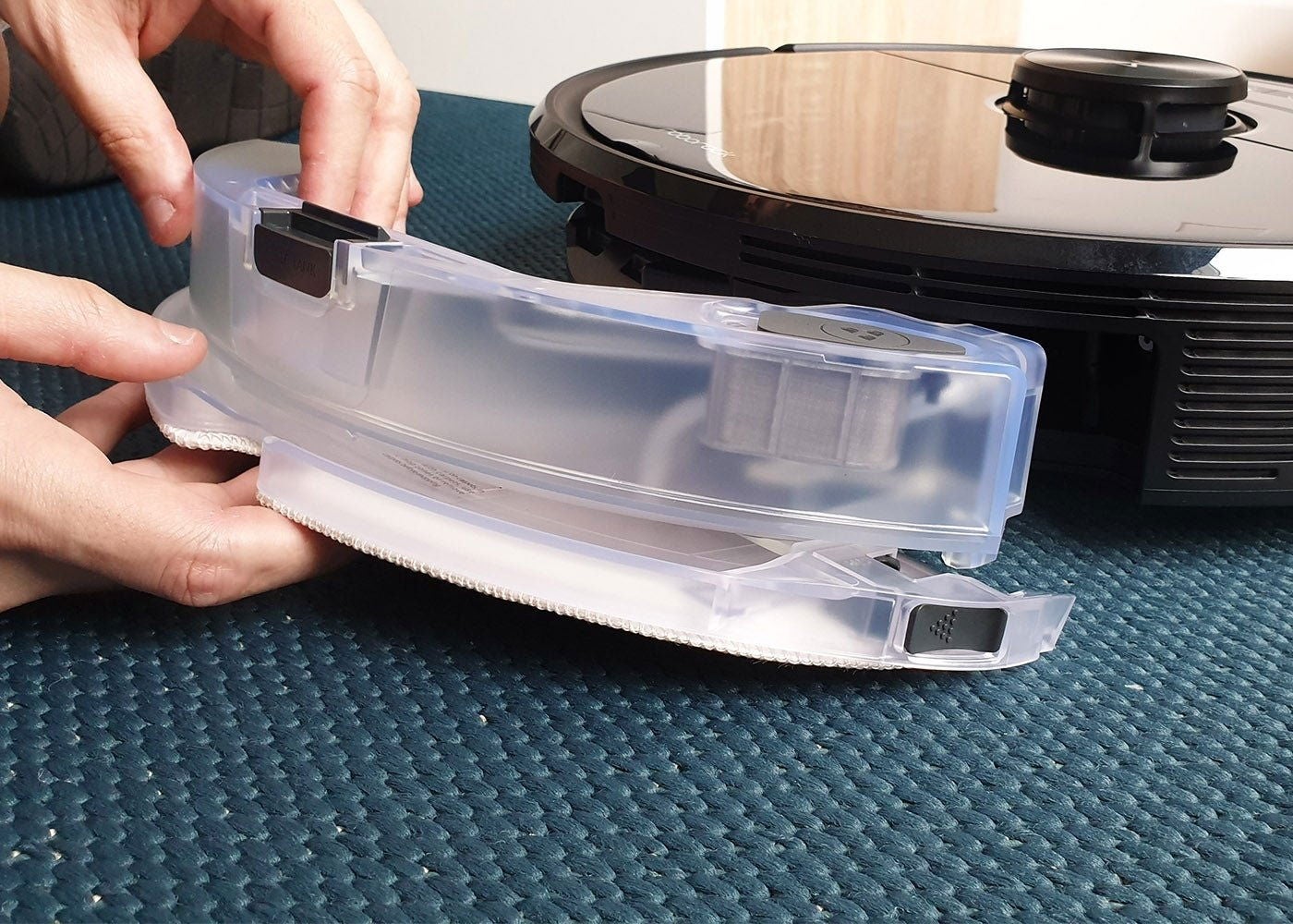 Llena el depósito de agua, coloca el módulo con la mopa, y listo para una limpieza más completa