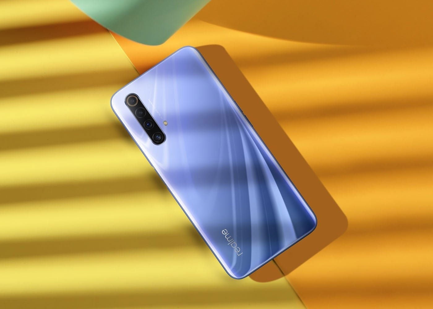 El realme X50 5G en su versión de color azul es realmente bonito.