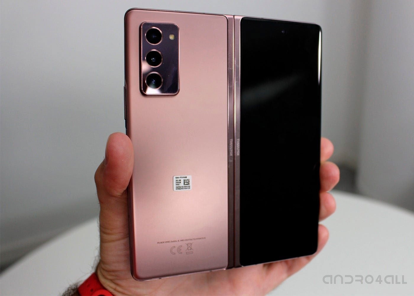 El Samsung Galaxy Z Fold 2 en una mano.