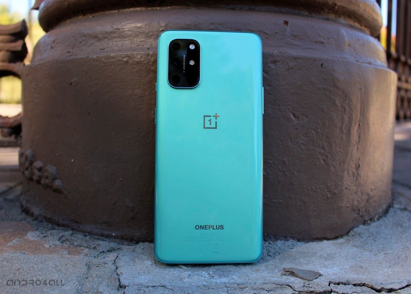 El OnePlus 8T cuenta con una carga ultra rápida de 65W.