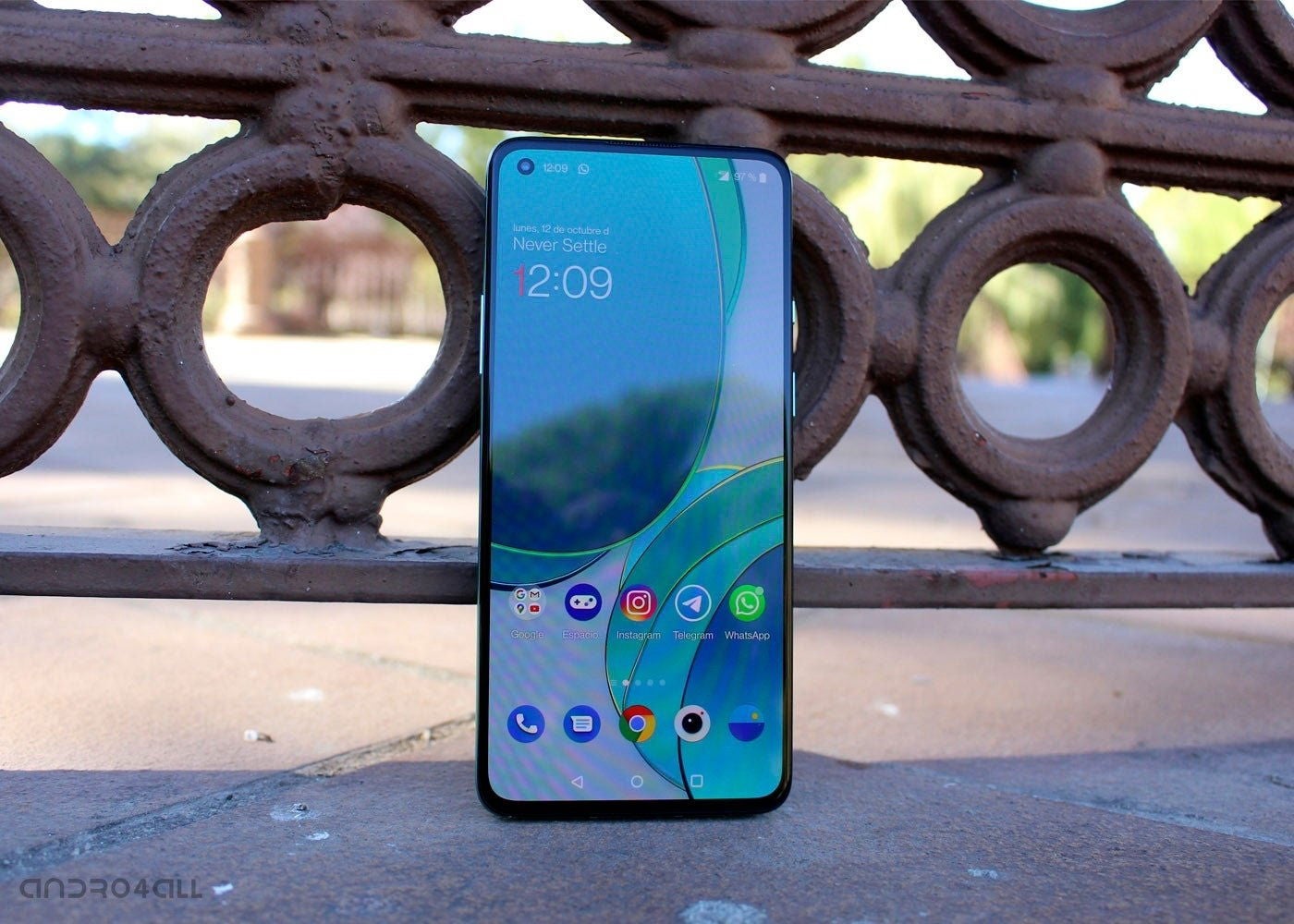 Así es la parte frontal del nuevo OnePlus 8T.