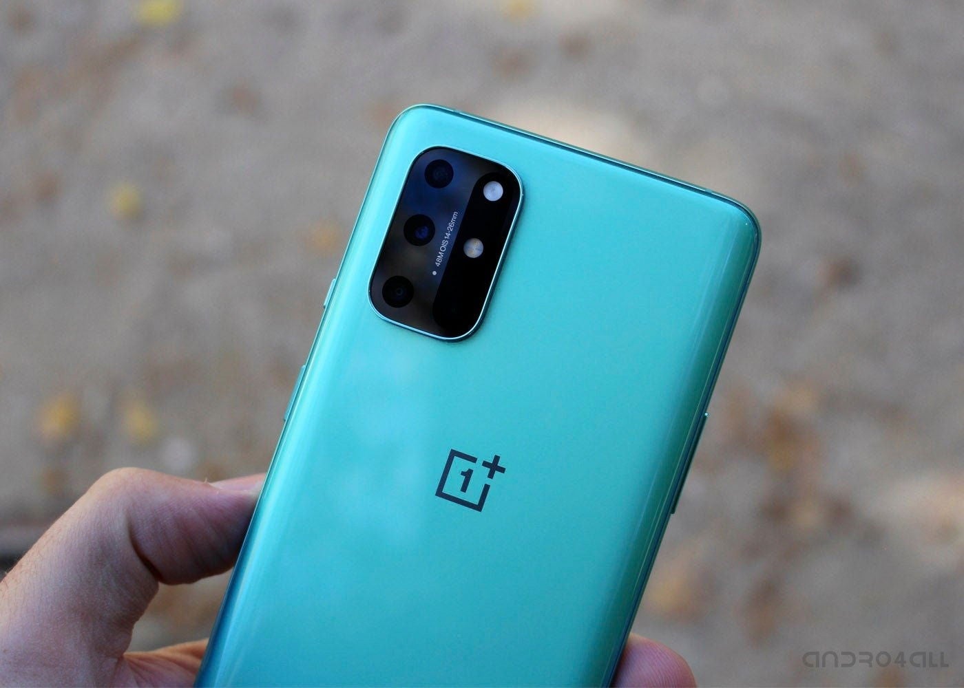 El OnePlus 8T cuenta con cuatro cámaras traseras dispuestas en forma de 'L'.