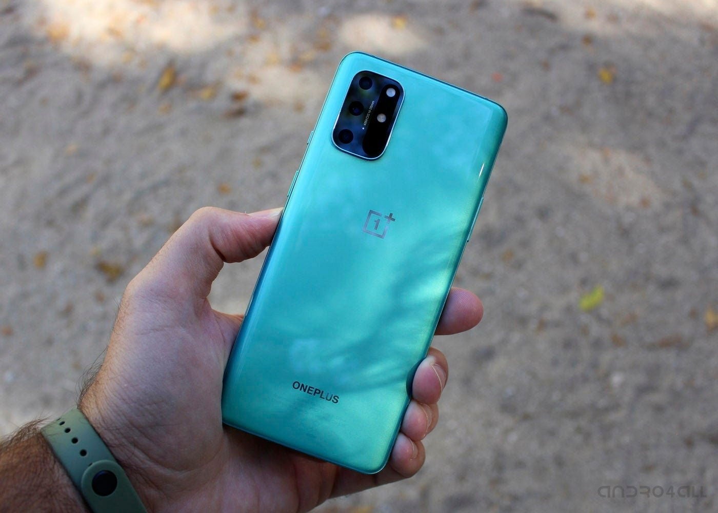 Así es la parte trasera del OnePlus 8T, dispositivo que cuenta con un diseño elegante.