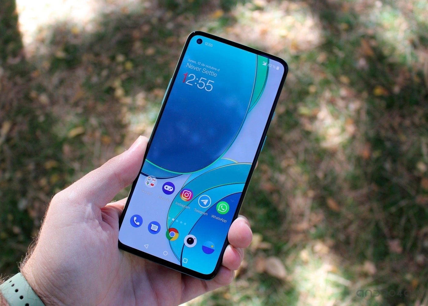 El OnePlus 8T cuenta con una pantalla plana de 6,5 pulgadas con una tasa de refresco de 120 Hz.