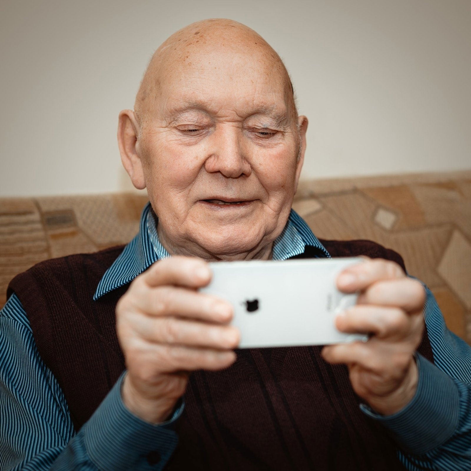 Señor utilizando un smartphone. Foto de Adam Nieścioruk en Unsplash.