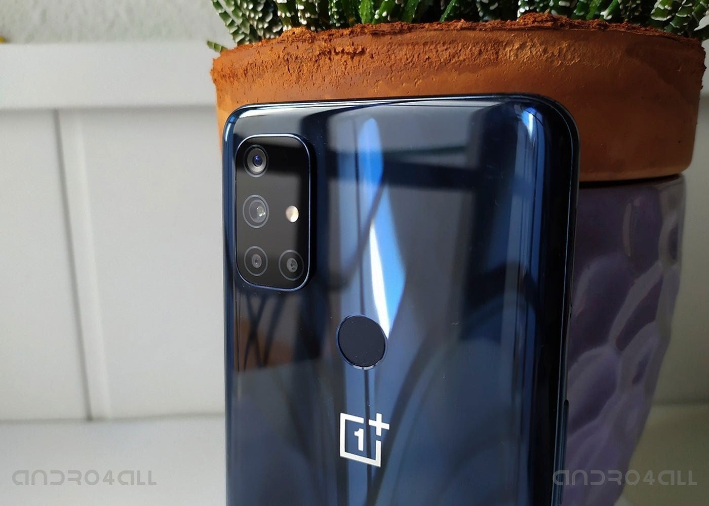 En la parte trasera del OnePlus Nord N10 podemos encontrar un módulo con cuatro cámaras.