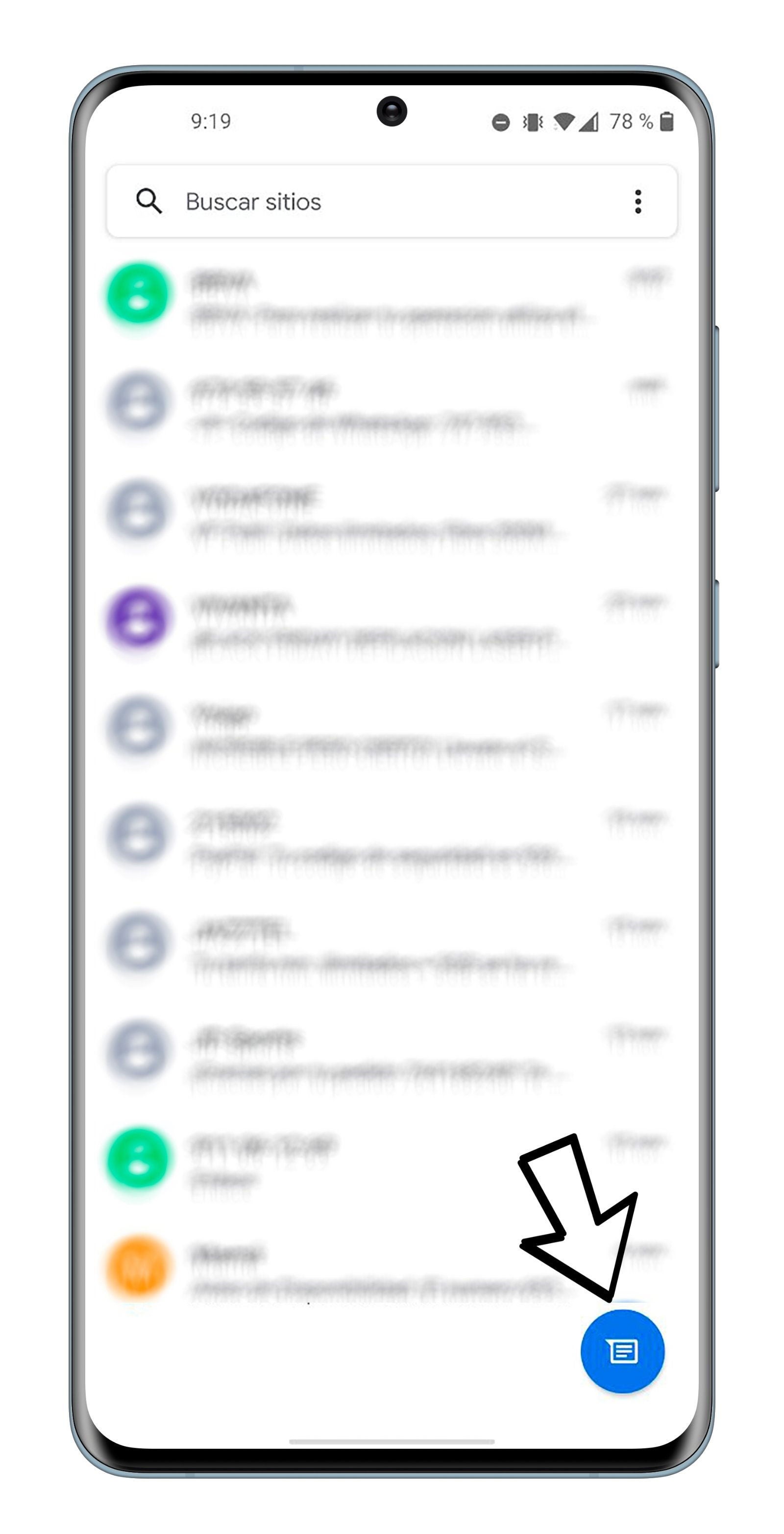 Primero, entra en la conversación para la que quieres programar el mensaje.