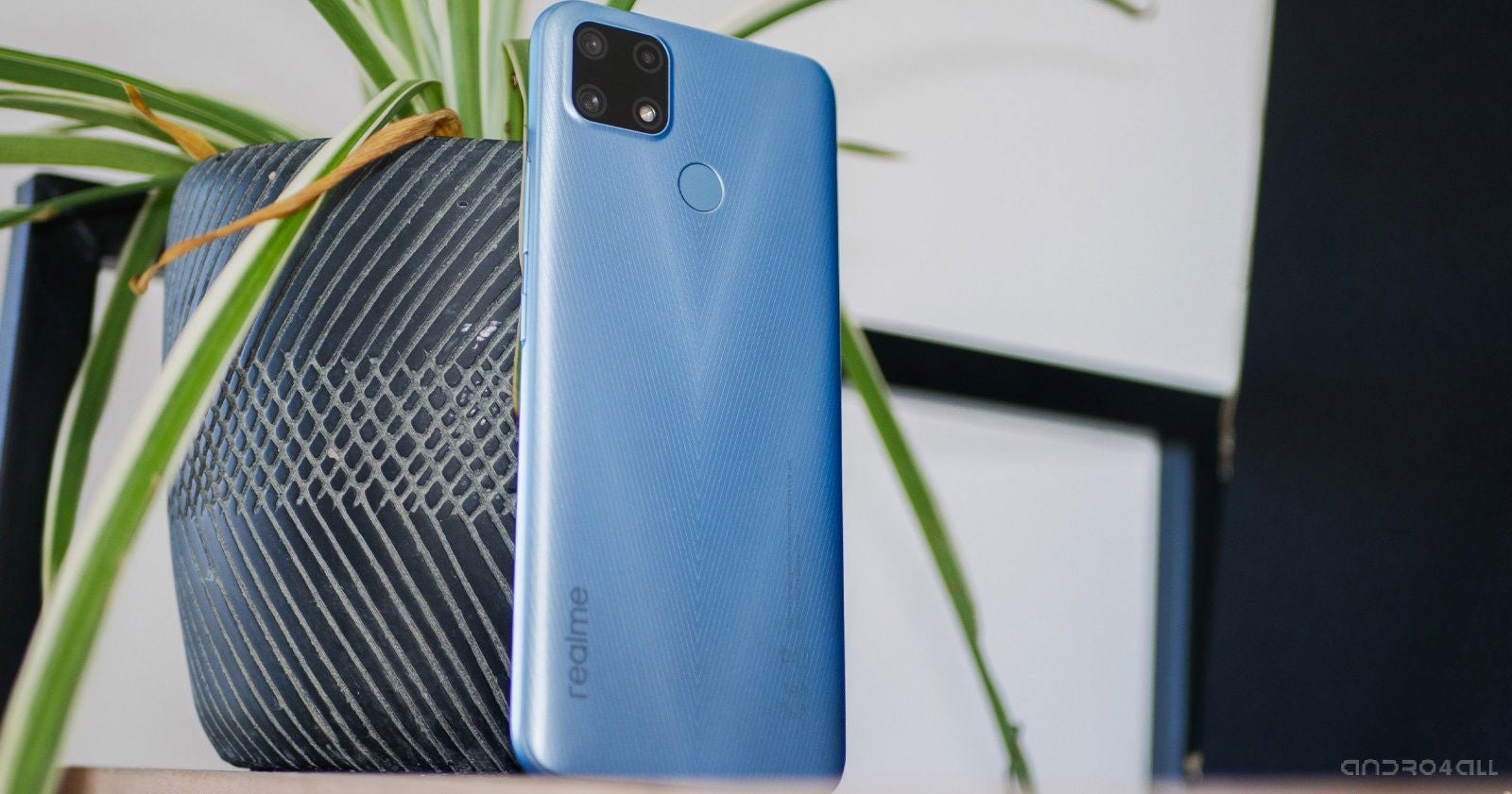La trasera del realme 7i en color azul.