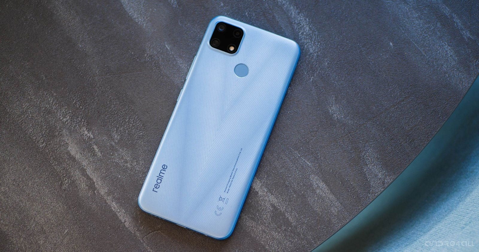 Además del color azul, el realme 7i también llega en plata.
