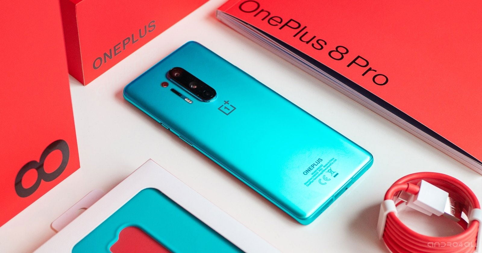 El OnePlus 8 Pro, uno de los mejores móviles de la marca en 2020 y 2021.