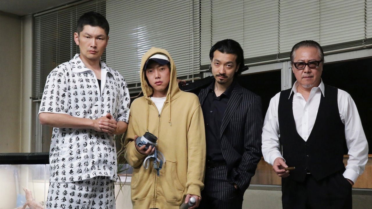 Smoking no es la serie de asesinatos que esperabas.