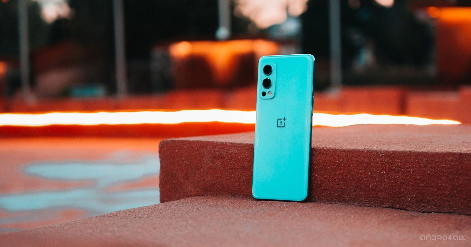 La parte trasera del OnePlus Nord 2, en su llamativo color azul.