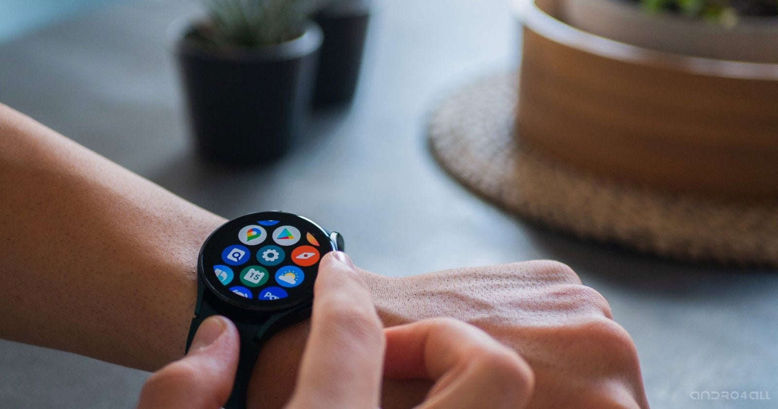 La nueva capa de personalización de Samsung sobre WearOS incluye un cajón de aplicaciones con un estilo similar al del Apple Watch / Imagen: Christian Collado