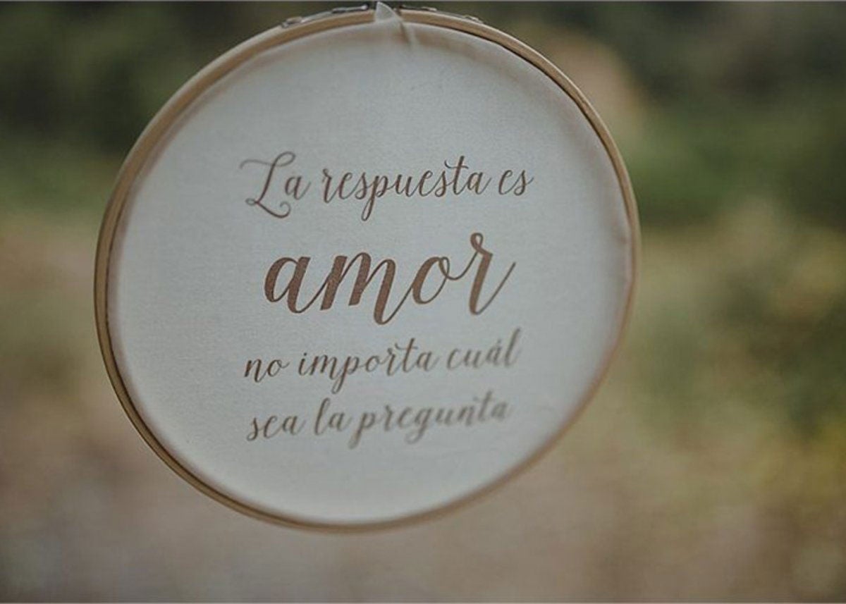 Entrega una tarjeta acompañada de una frase original en la boda de tu mejor amigo