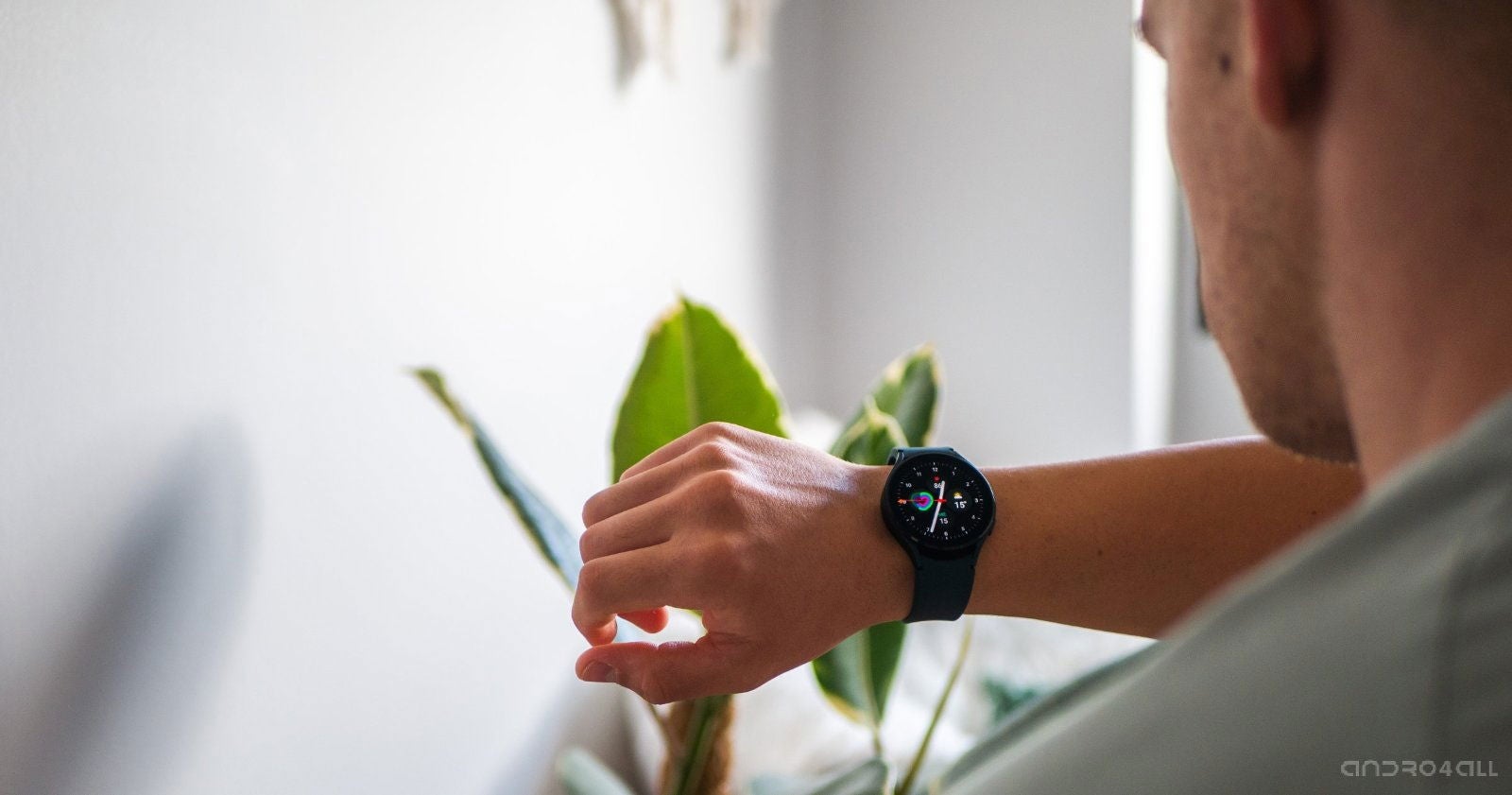 La pantalla del Samsung Galaxy Watch 4 alcanza un nivel de brillo máximo más que suficiente para visualizar la pantalla en exteriores / Imagen: Christian Collado