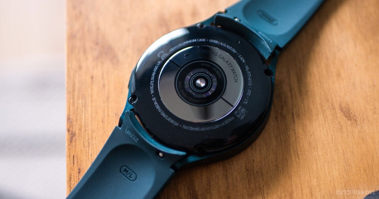 El Samsung Galaxy Watch 4 se carga de manera inalámbrica a través de la tecnología Qi / Imagen: Christian Collado