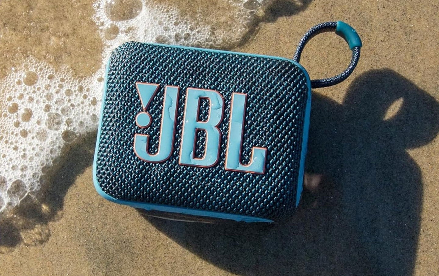 El diseño icónico de este altavoz le acompaña durante años