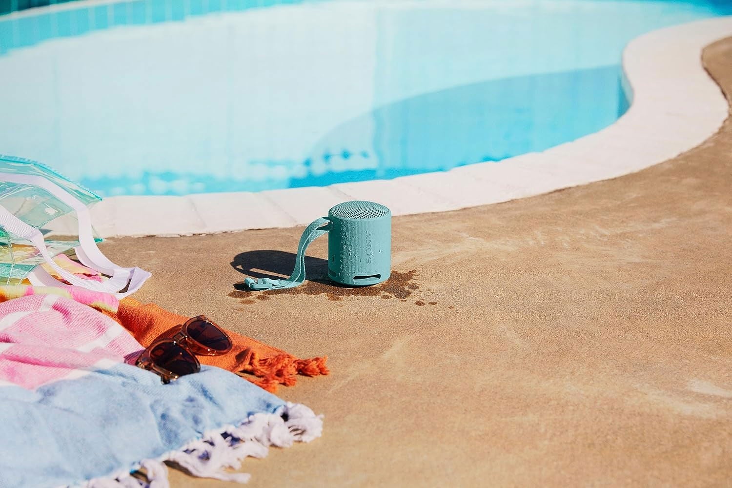 Tiene forma cilíndrica y mucha resistencia al agua, incluso a inmersiones