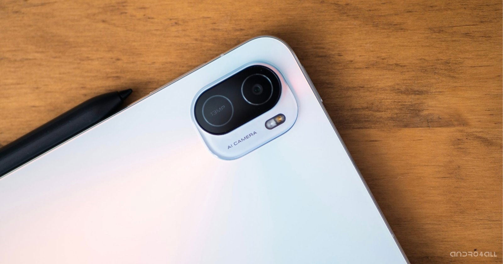 La parte trasera de la Xiaomi Pad 5 incluye una única cámara de 13 megapíxeles / Imagen: Christian Collado