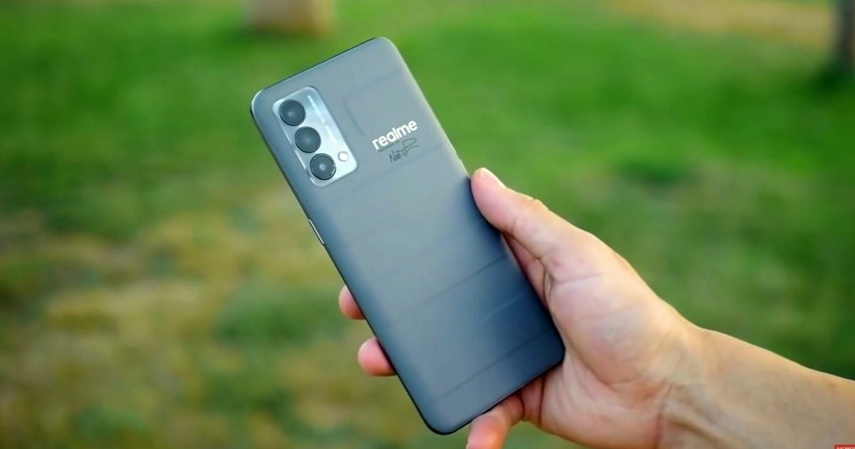 Parte trasera del realme GT Master Edition en color gris.