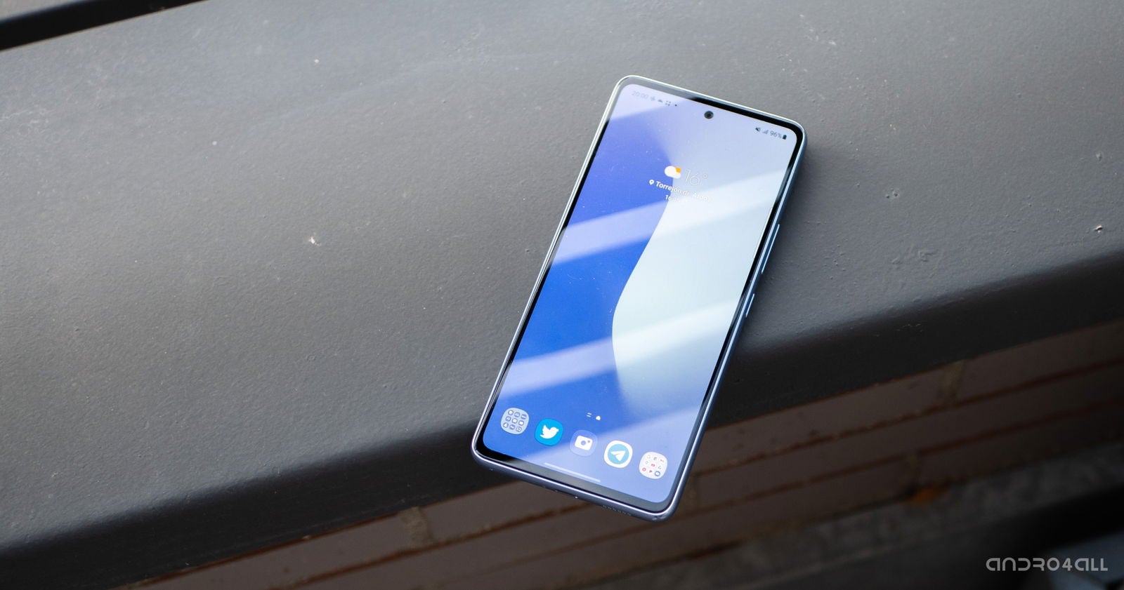 Puedes desbloquear el Samsung Galaxy A53 con la huella digital en la pantalla / Imagen: Christian Collado