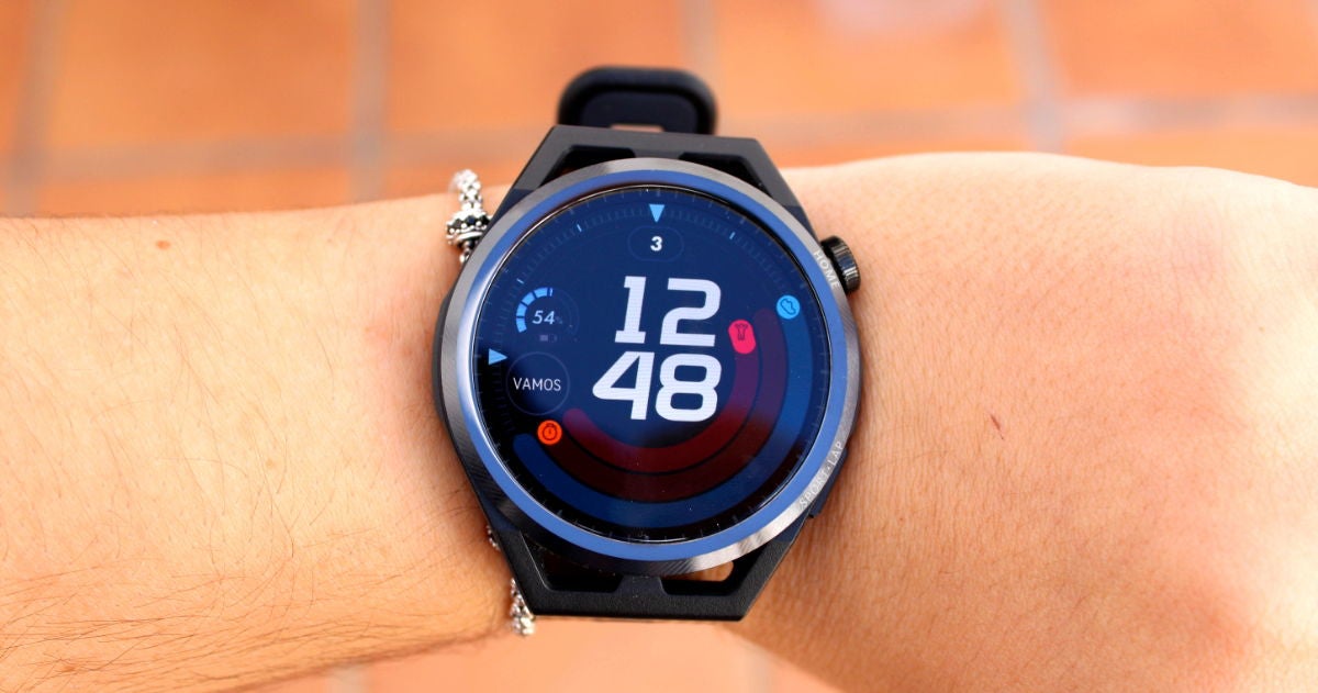 La pantalla del Huawei Watch GT Runner se ve bien bajo el sol // Imagen: Beatriz Alcántara Gil.
