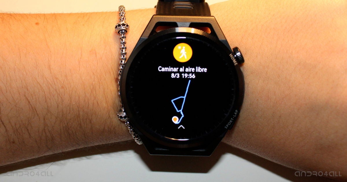 Con el Huawei Watch GT Runner puedes monitorizar todos tus entrenamientos // Imagen: Beatriz Alcántara Gil.