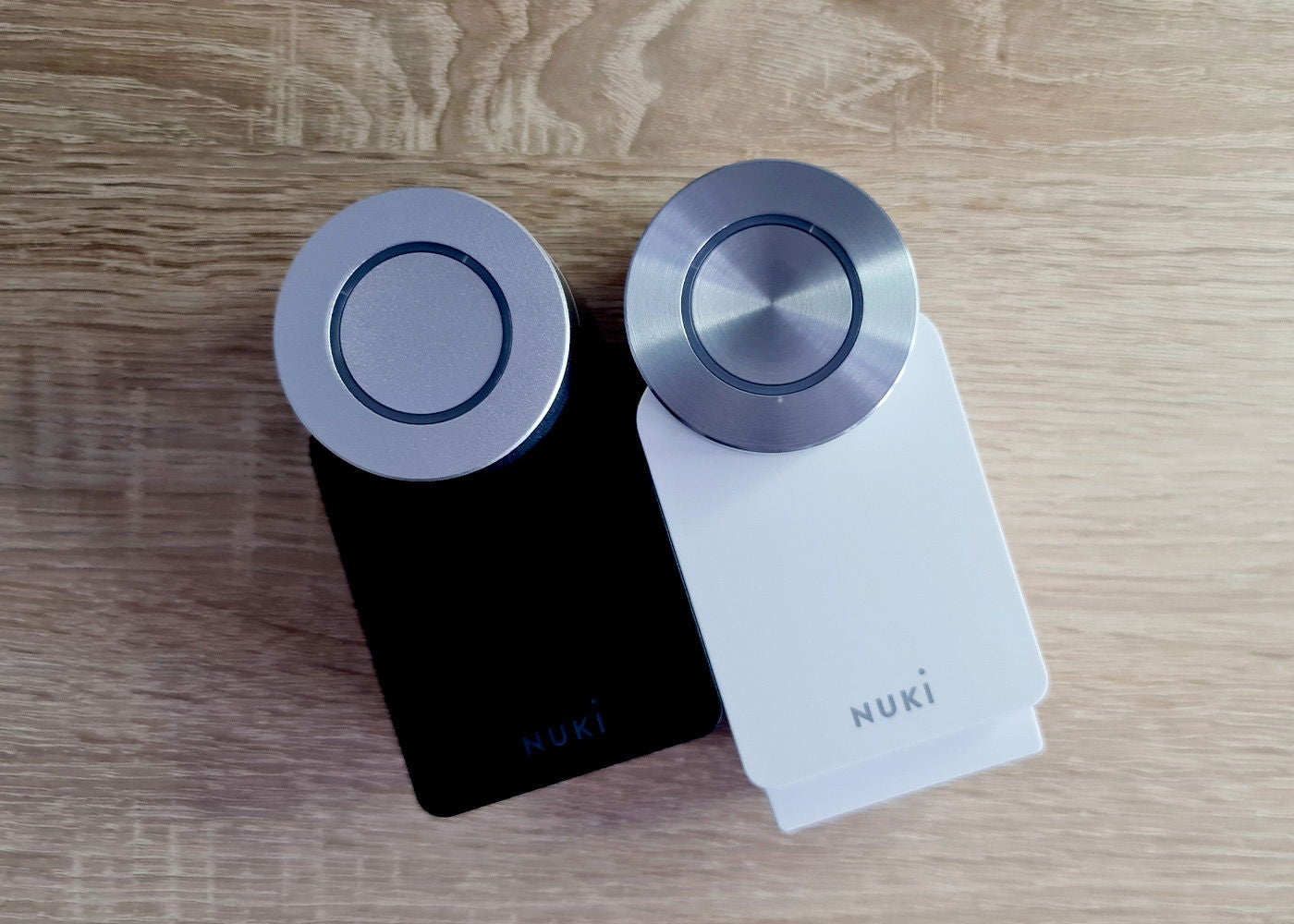 La Nuki Smart Lock 2.0 a la derecha, en negro, y la nueva Smart Lock 3.0 Pro a la izquierda, en blanco.