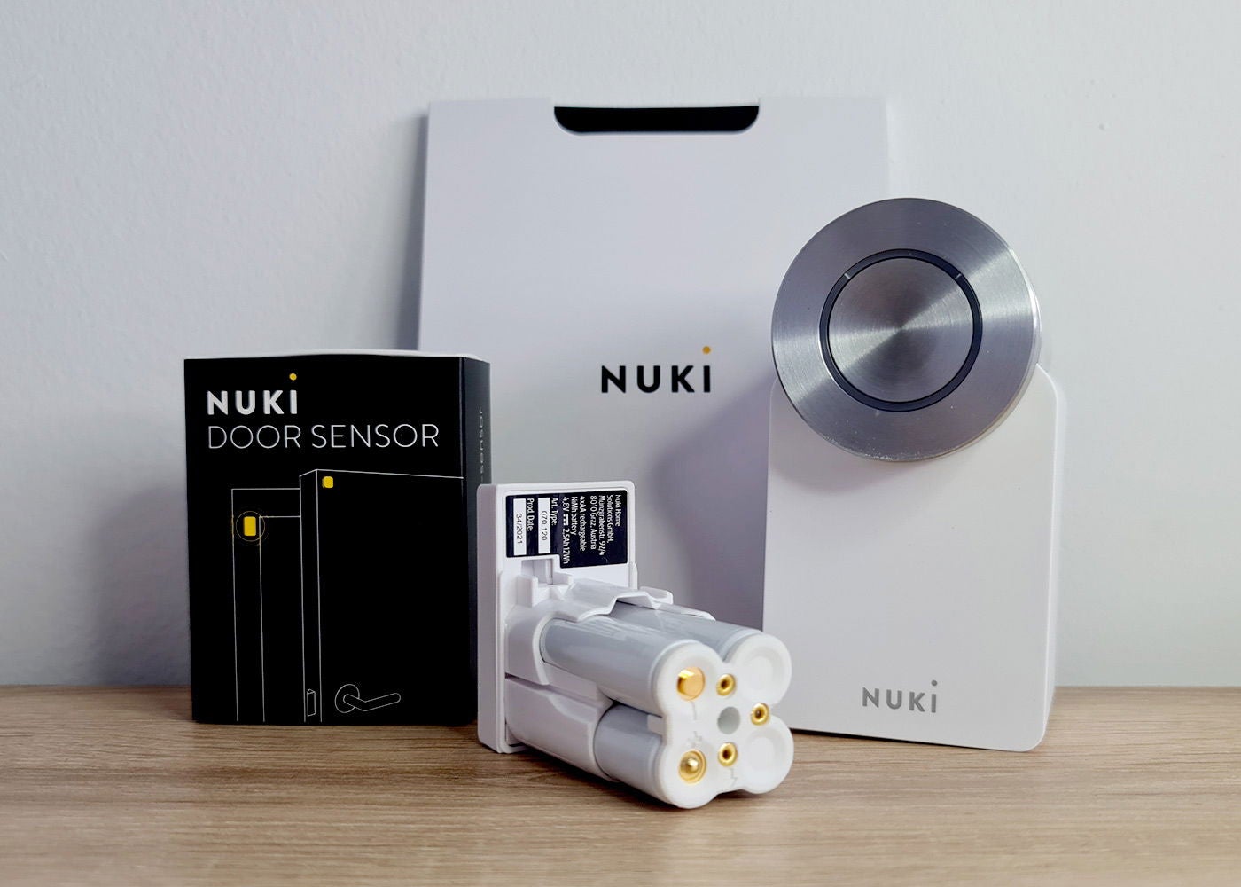 La dotación de la Nuki Smart Lock 3.0 Pro, con el 'Power Pack' incluido y el sensor de puerta.