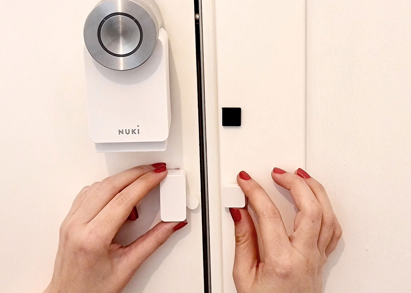 El antiguo sensor de puerta, un simple imán, y el nuevo 'Door Sensor' más fiable y funcional.