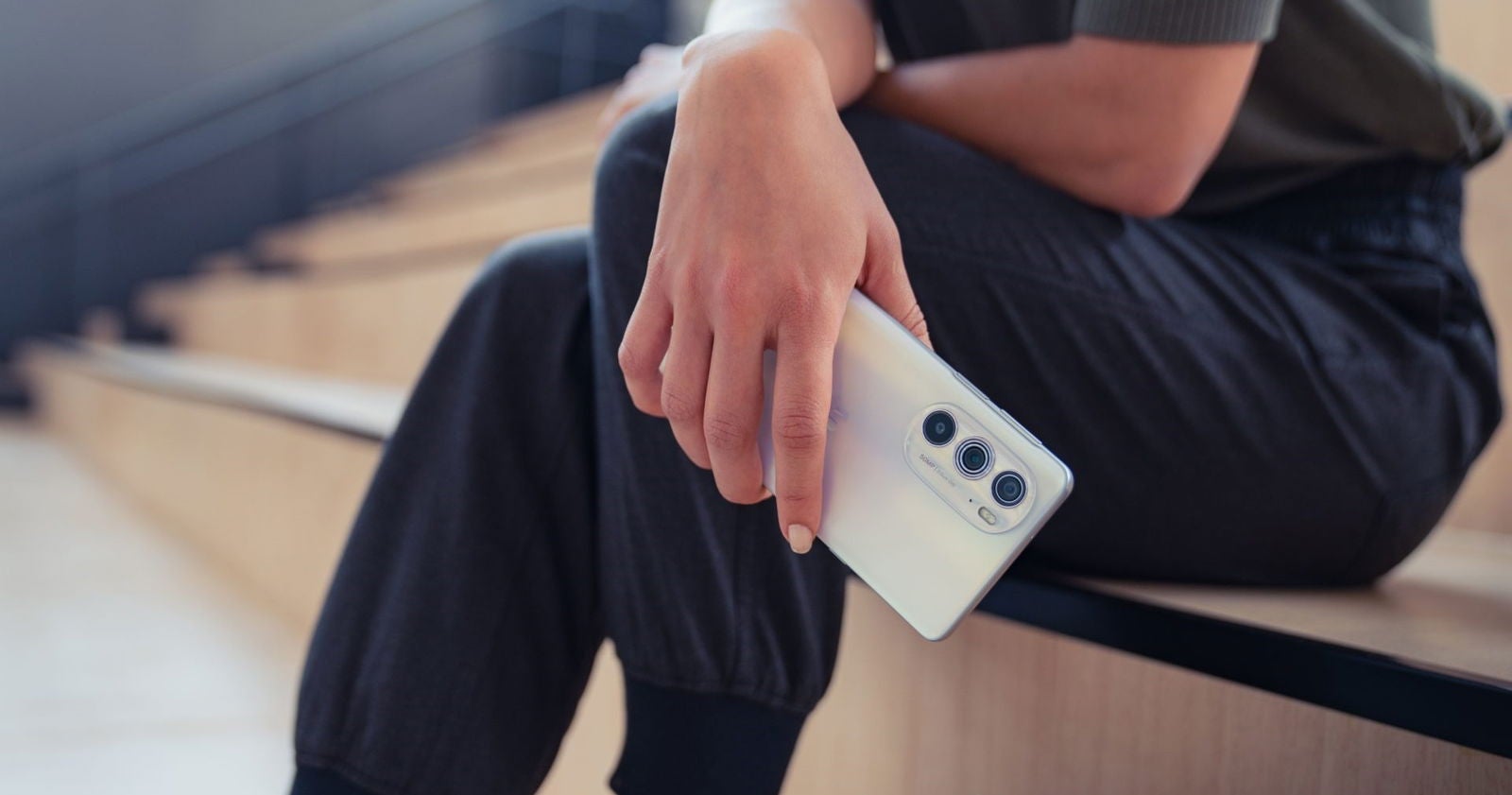 El Motorola Edge 30 Pro es un gama alta con doble ranura para tarjeta SIM.