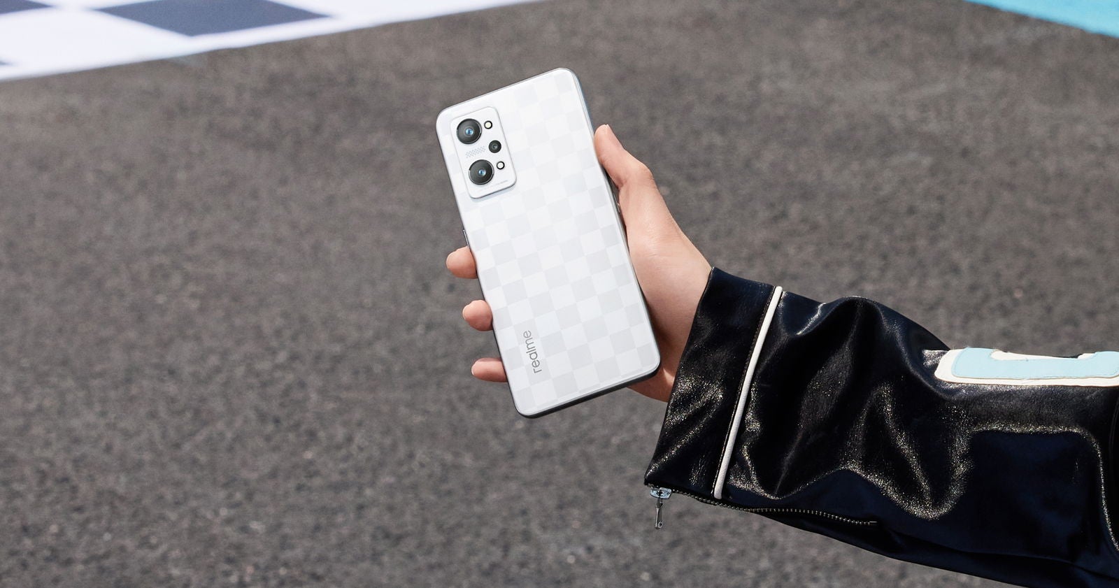 El diseño del realme GT Neo 3T simula la mítica bandera a cuadros de las carreras.