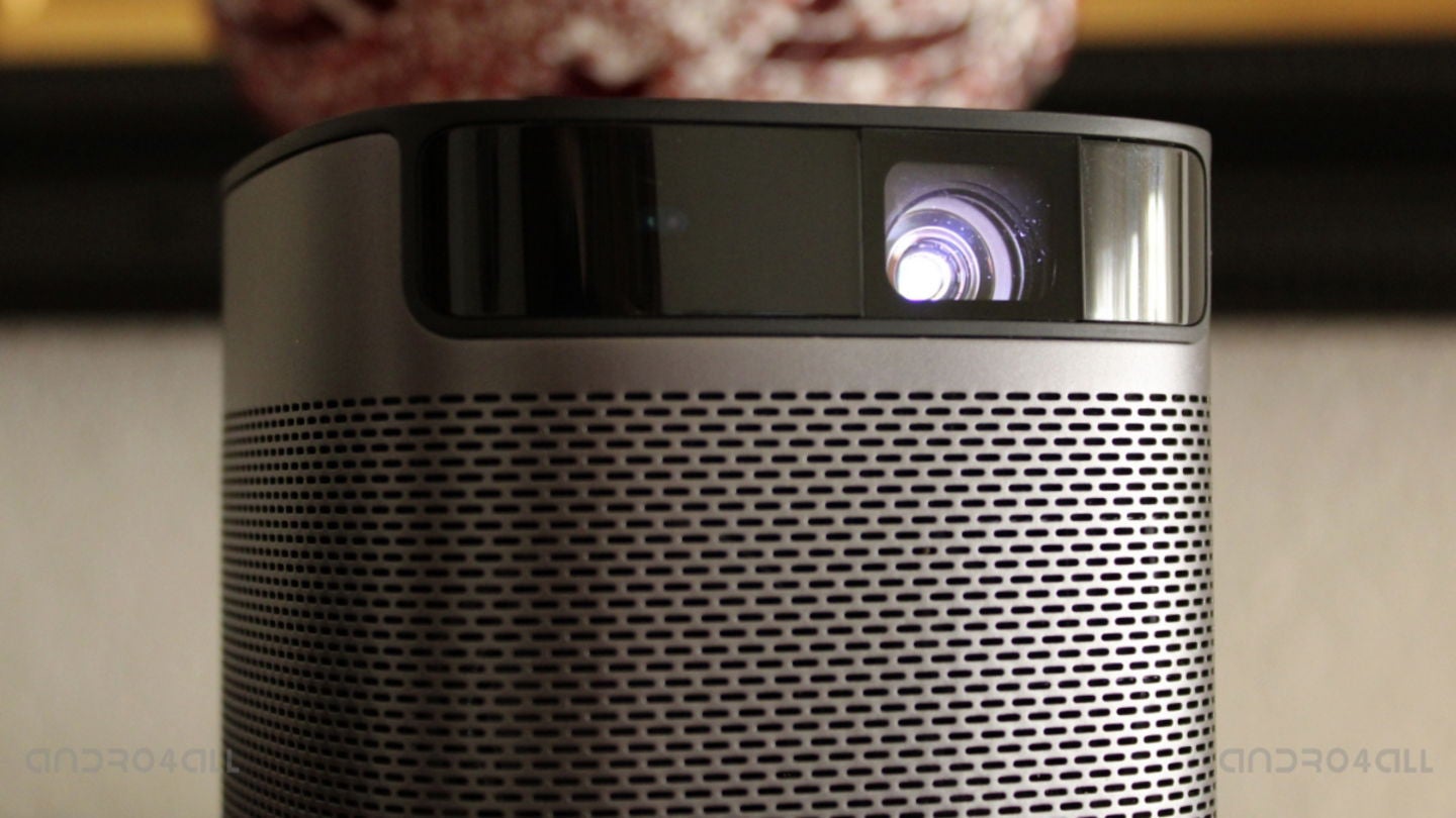 Puedes utilizar el Xgimi MoGo Pro+ durante unas dos horas antes de pasar por el cargador // Imagen: Beatriz Alcántara Gil.