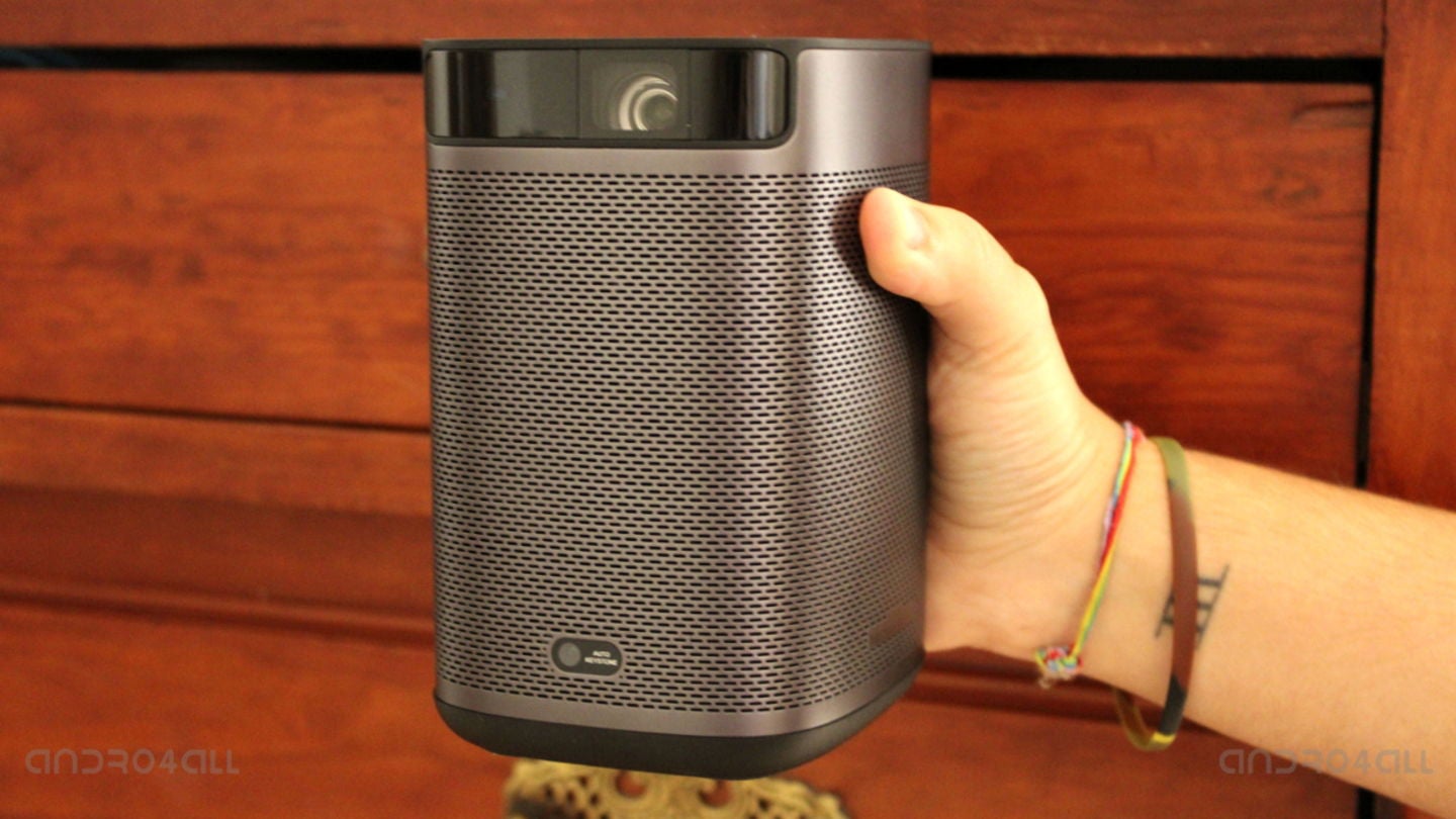 El tamaño compacto permite que lo podamos sostener cómodamente // Imagen: Beatriz Alcántara Gil.