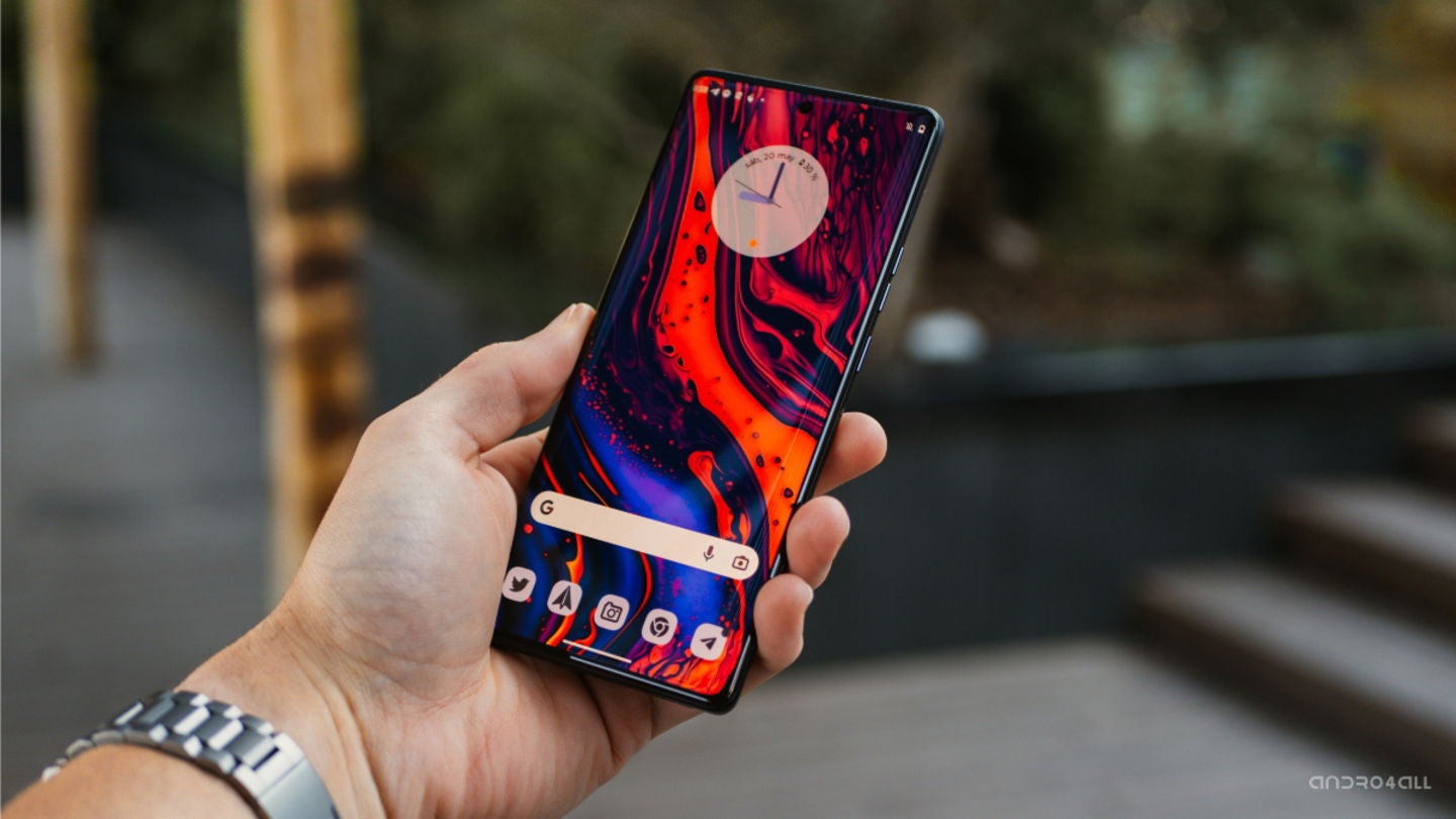 El Motorola Edge 40 Pro tiene doble ranura para SIM / Imagen: Christian Collado