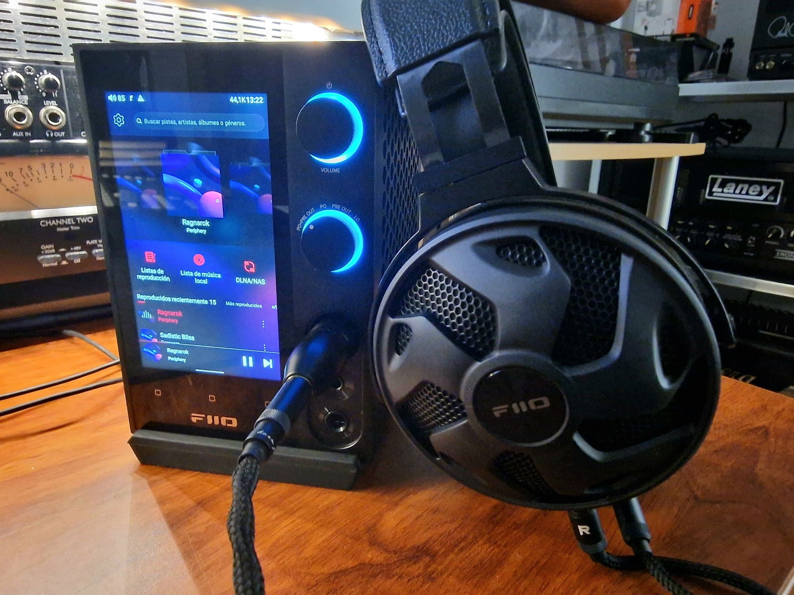 Parte delantera del FiiO R7 con los auriculares FiiO FT3 conectados | Imagen: Sergio Agudo