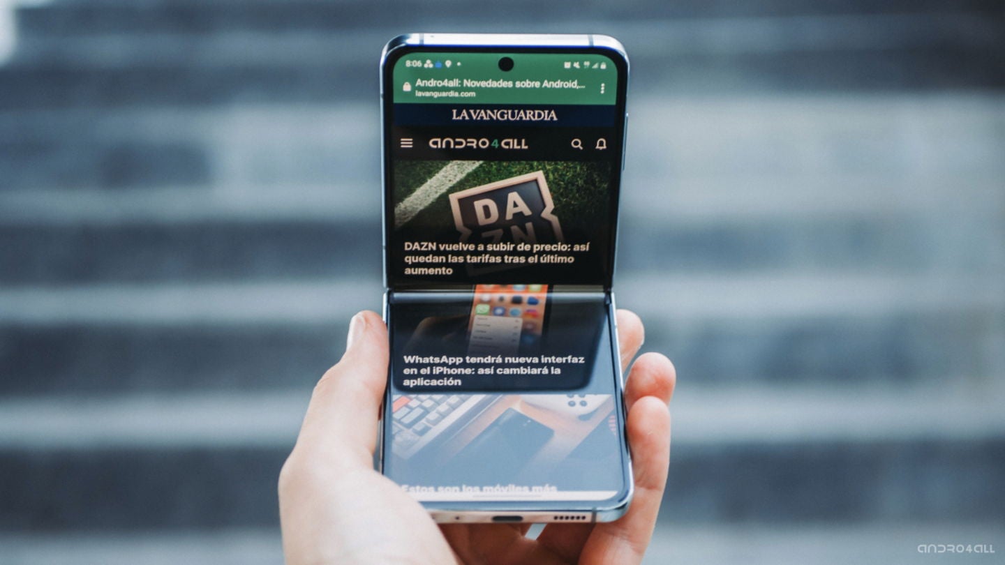 La pantalla interior del Galaxy Z Flip5 tiene un formato alargado de 22:9 / Imagen: Christian Collado