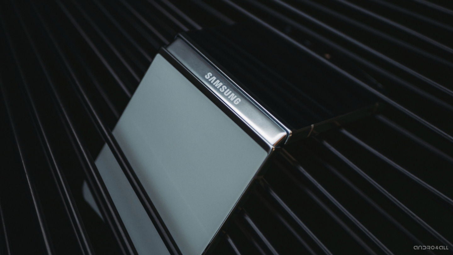 Todo el chasis metálico del dispositivo tiene un acabado brillante / Imagen: Christian Collado