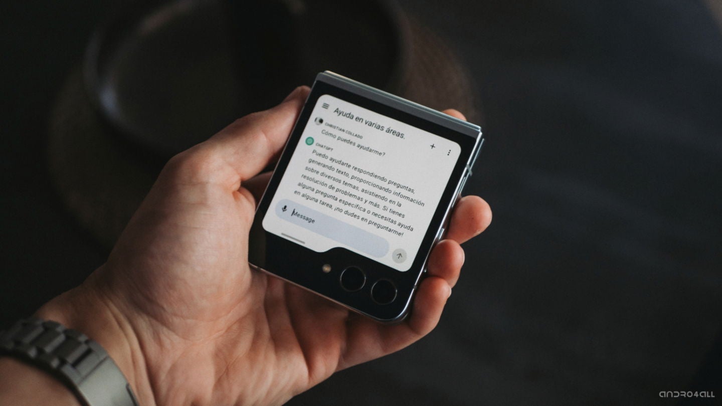 ChatGPT en la pantalla exterior de un Samsung Galaxy Z Flip5. El futuro era esto / Imagen: Christian Collado