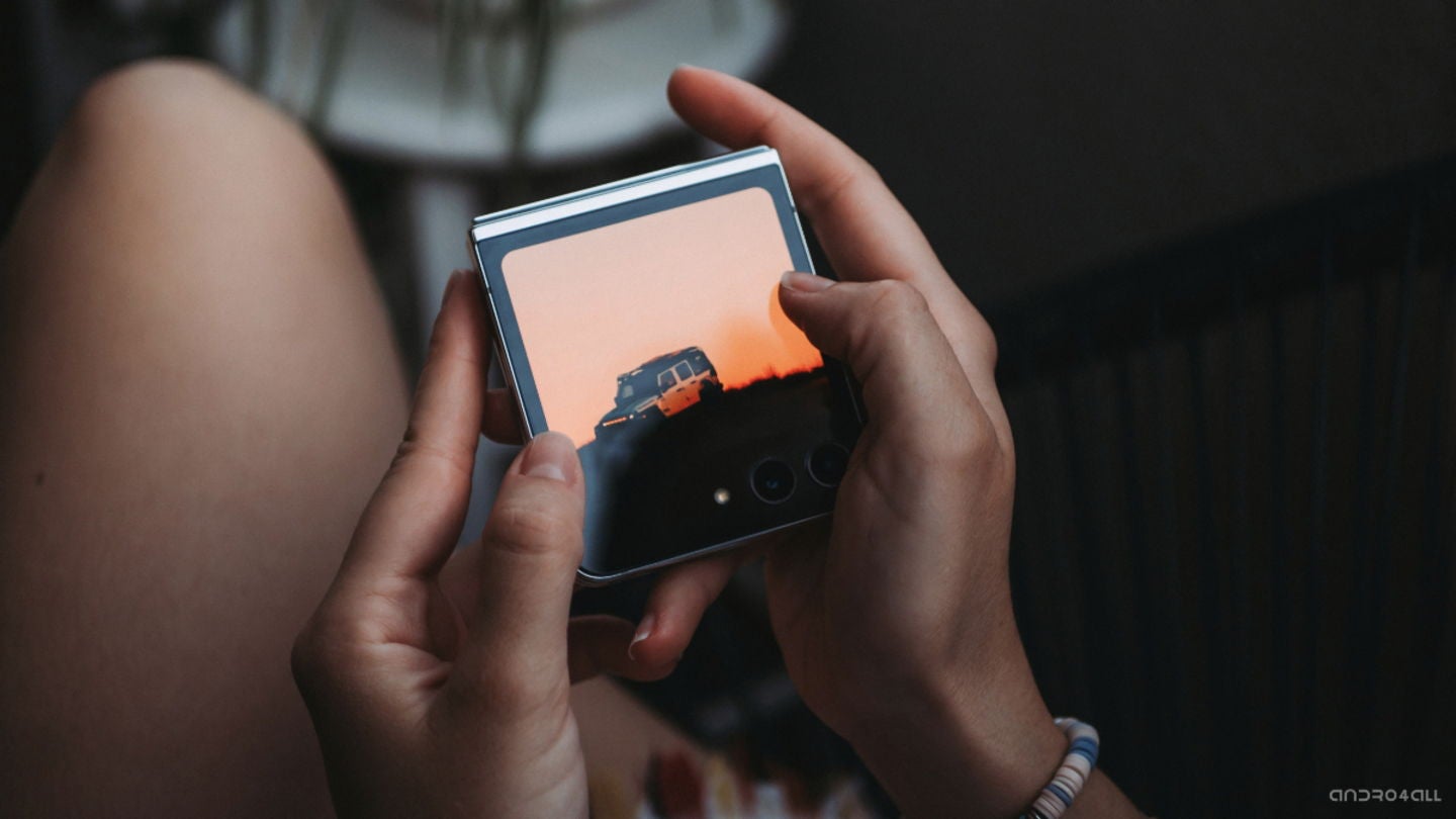 La pantalla exterior del Z Flip5 tiene 3,4 pulgadas de diagonal / Imagen: Christian Collado