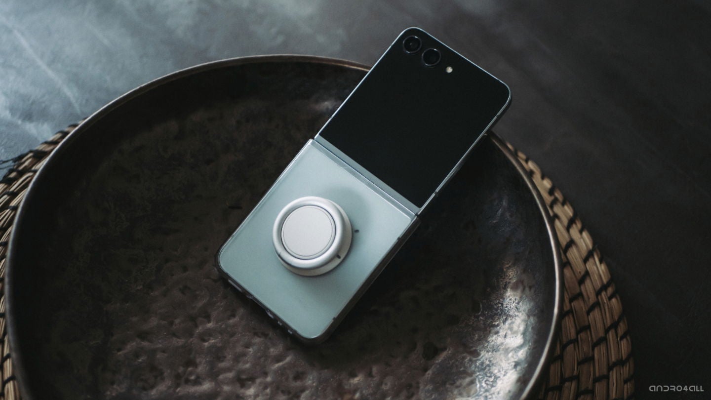 El Galaxy Z Flip5 con una de sus nuevas fundas / Imagen: Christian Collado